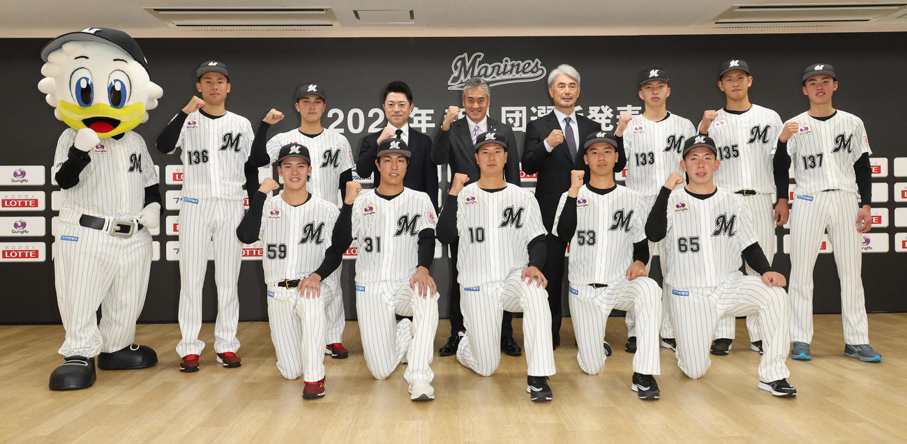 マスコットのマーくんと一緒に記念撮影するロッテ新入団選手たち。前列左からドラフト4位早坂、ドラフト2位大谷、ドラフト1位上田、ドラフト3位木村、ドラフト5位寺地、後列左から育成4位藤田、育成2位松石、高坂球団社長、玉塚オーナー代行、吉井監督、育成1位武内、育成3位高野、育成5位富山（撮影・中島郁夫）