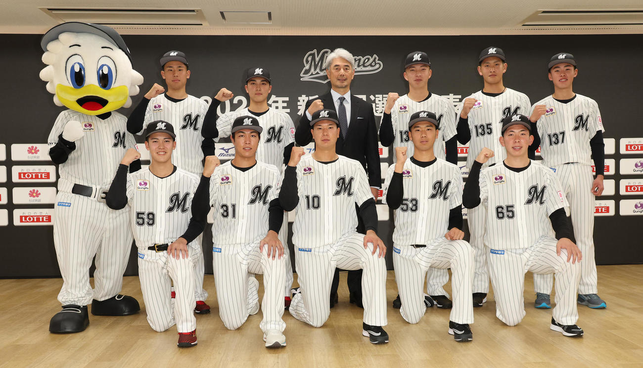 マスコットのマーくんと一緒に記念撮影するロッテ新入団選手たち。前列左からドラフト4位早坂、ドラフト2位大谷、ドラフト1位上田、ドラフト3位木村、ドラフト5位寺地、後列左から育成4位藤田、育成2位松石、吉井監督、育成1位武内、育成3位高野、育成5位富山（撮影・中島郁夫）