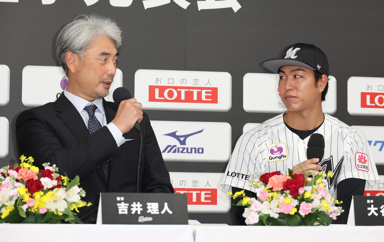 2023年ロッテ新入団選手発表会で吉井監督（左）とトークのやりとりをするドラフト2位大谷（撮影・中島郁夫）