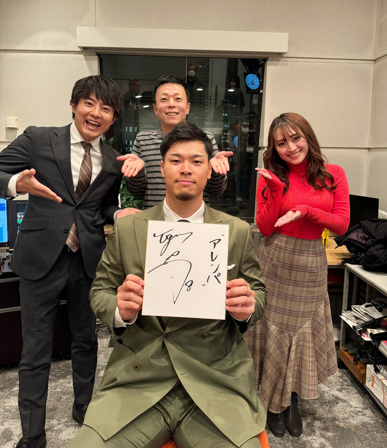 ABCラジオ「UP↑↑」に出演した阪神佐藤輝（中央手前）（球団提供）