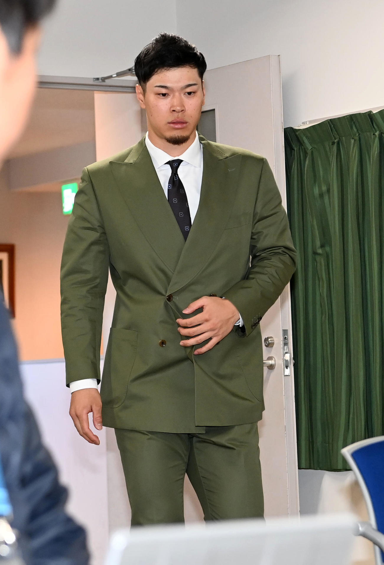 契約更改を終え会見の席に向かう佐藤輝（撮影・前岡正明）