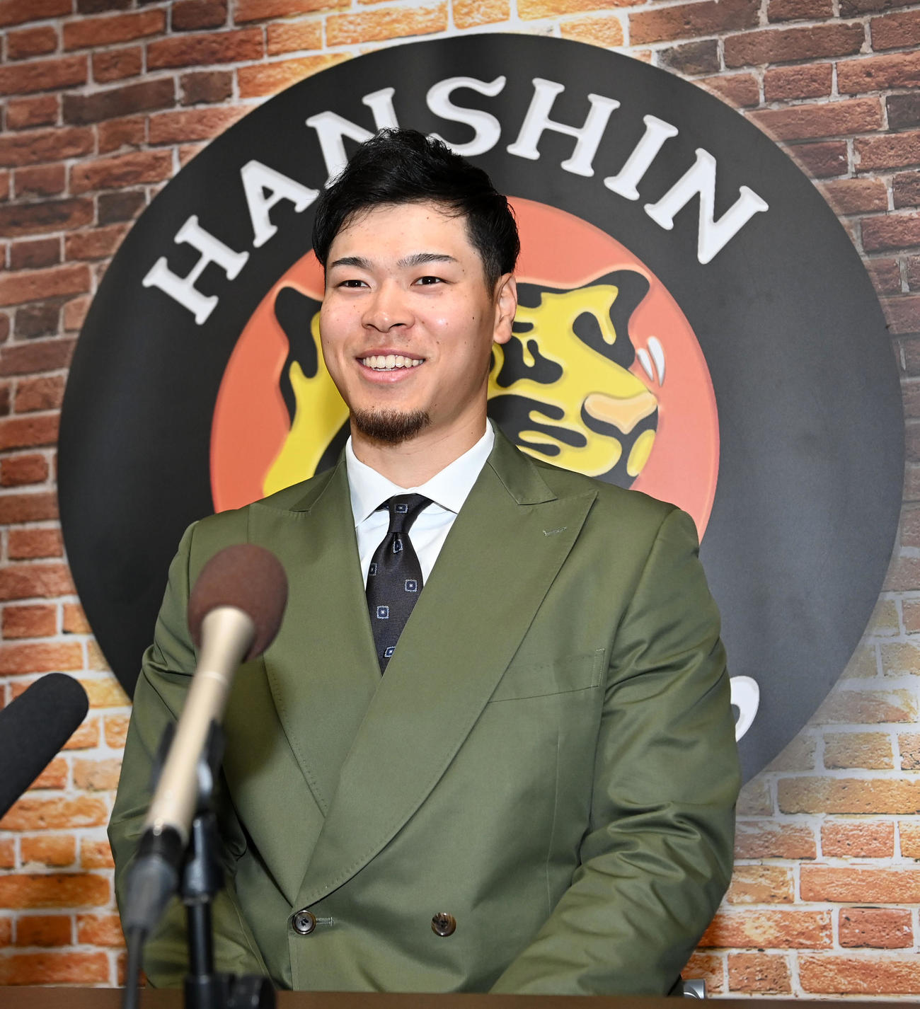 契約更改を終え笑顔で会見する佐藤輝（撮影・前岡正明）