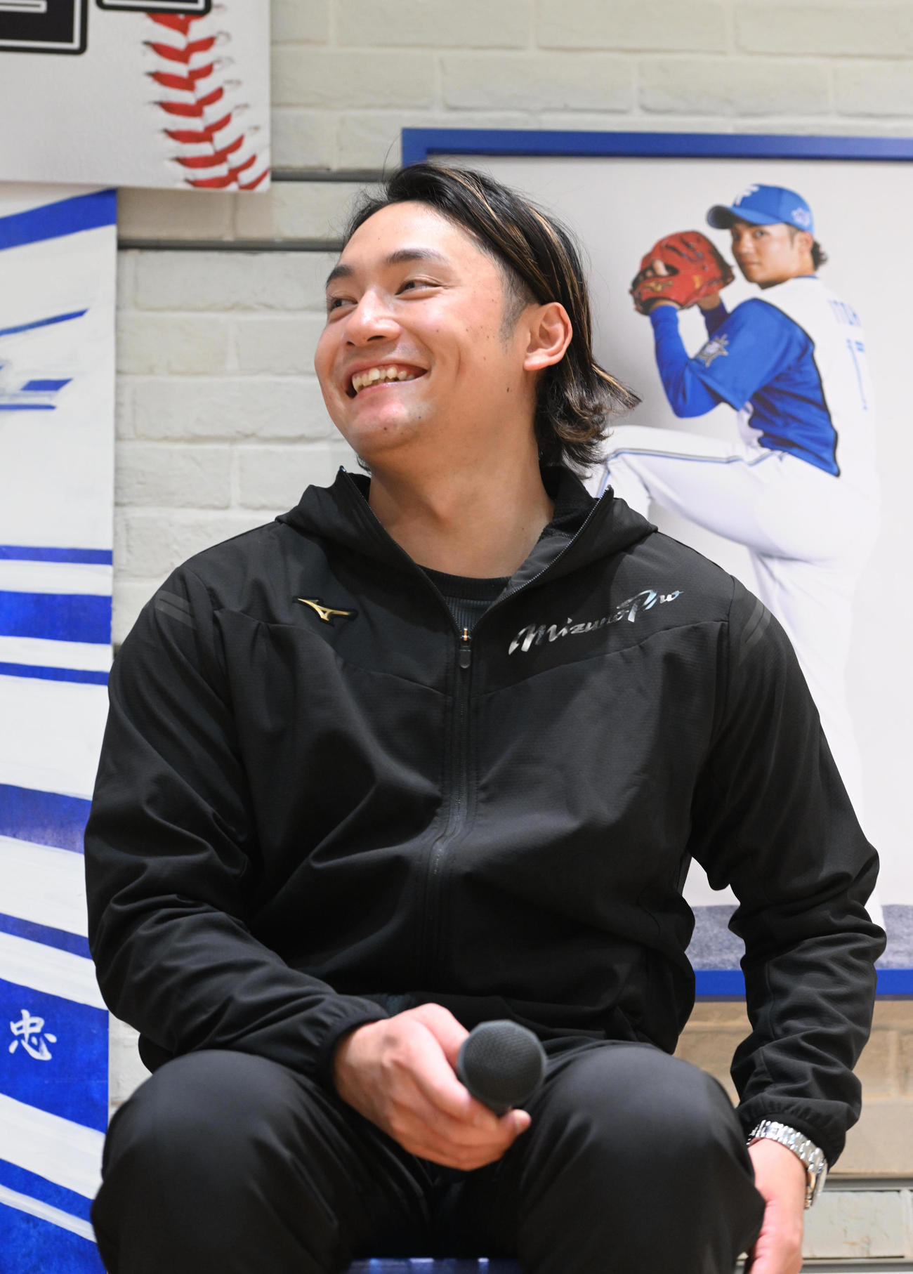 トークショーを行う日本ハム伊藤（撮影・和賀正仁）