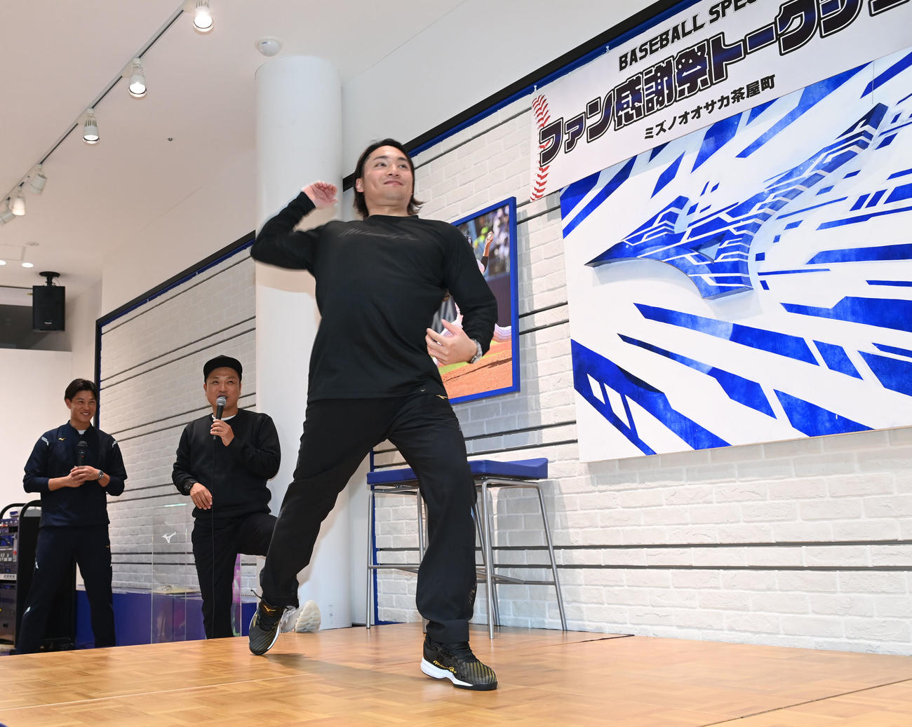 トークショーを行い、壇上でフォームを披露する日本ハム伊藤（撮影・和賀正仁）