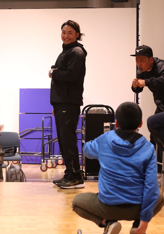 日本ハム伊藤がミズノの感謝祭トークショーで少年と向かい合い投球フォームを披露する（撮影・永野高輔）
