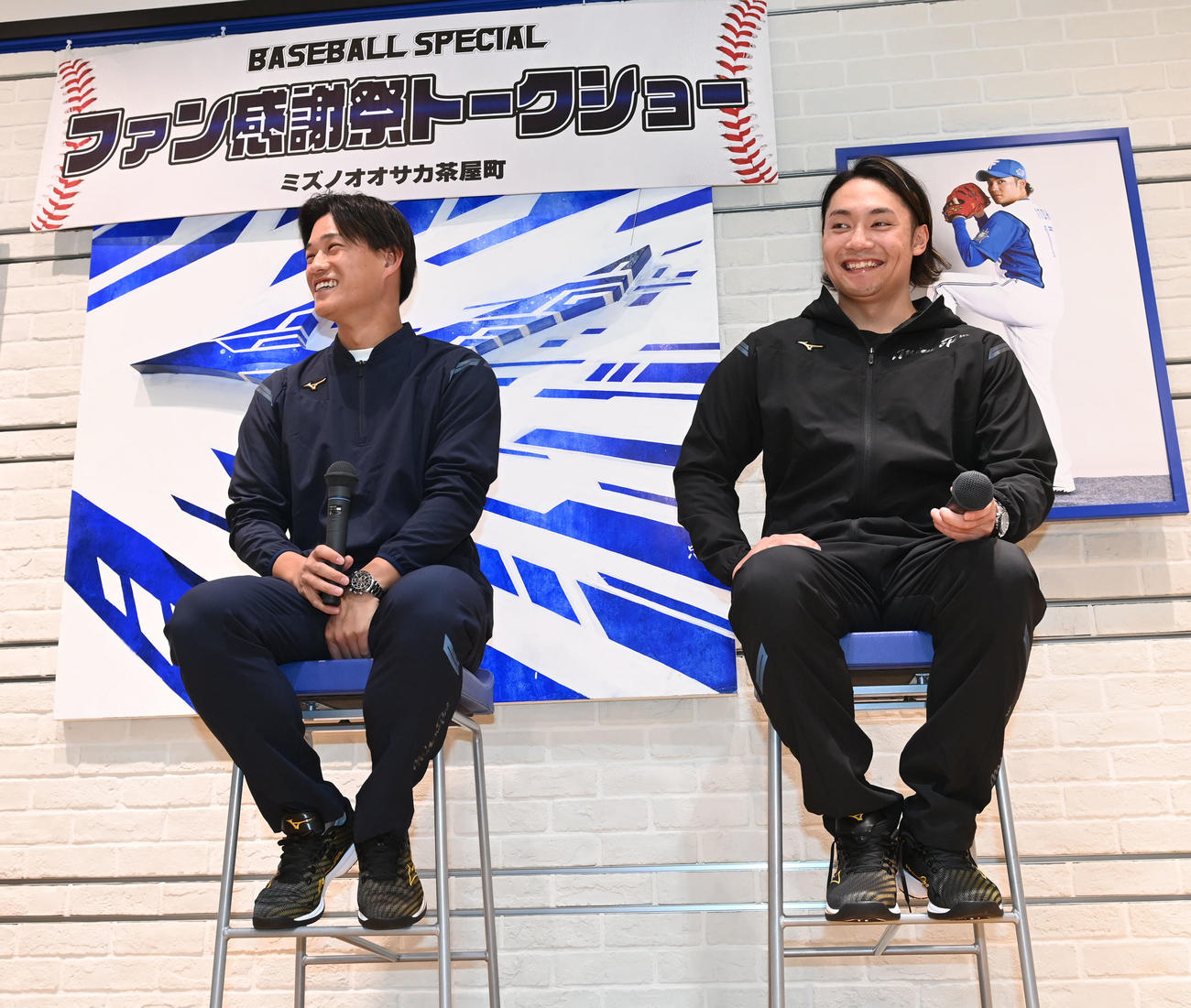 トークショーを行う日本ハム伊藤（右）とヤクルト高橋（撮影・和賀正仁）