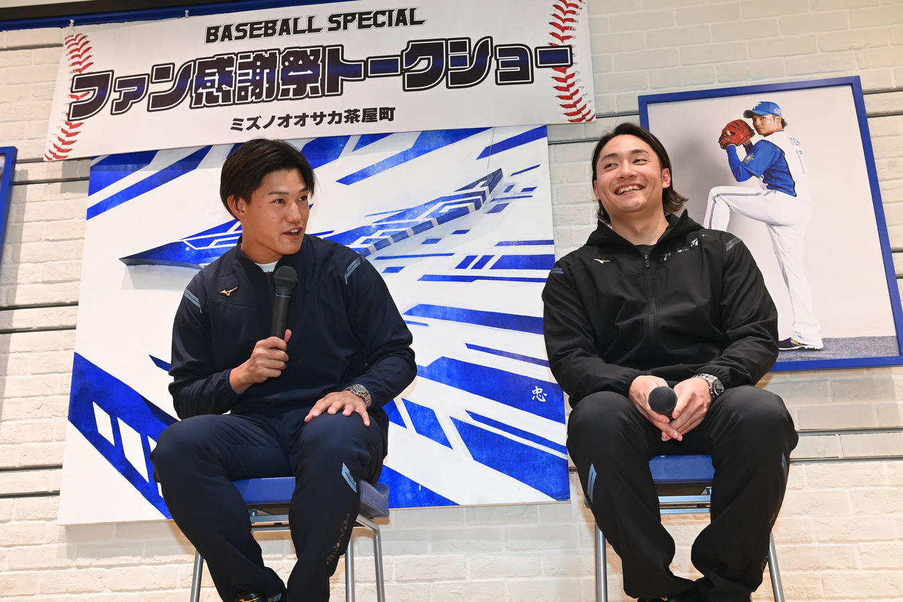 トークショーを行う日本ハム伊藤（右）とヤクルト高橋（撮影・和賀正仁）