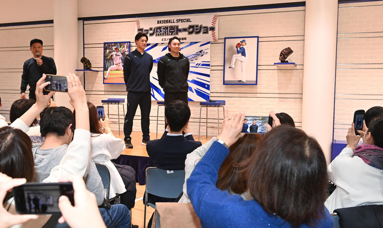 トークショーを行う日本ハム伊藤（右）とヤクルト高橋（撮影・和賀正仁）
