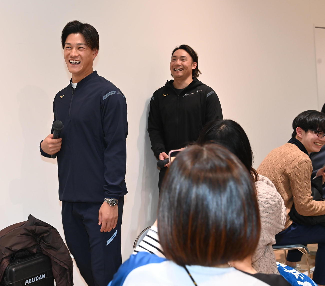 トークショーを行い会場を歩く日本ハム伊藤（右）とヤクルト高橋（撮影・和賀正仁）