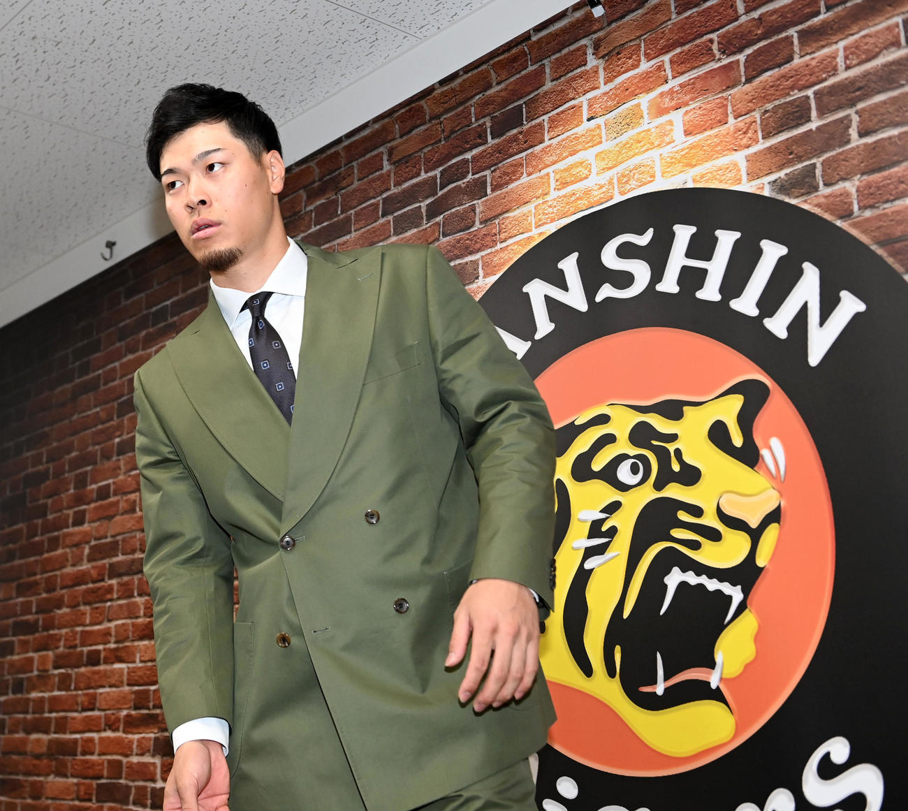 契約更改を終え会見の席に着く佐藤輝（撮影・前岡正明）