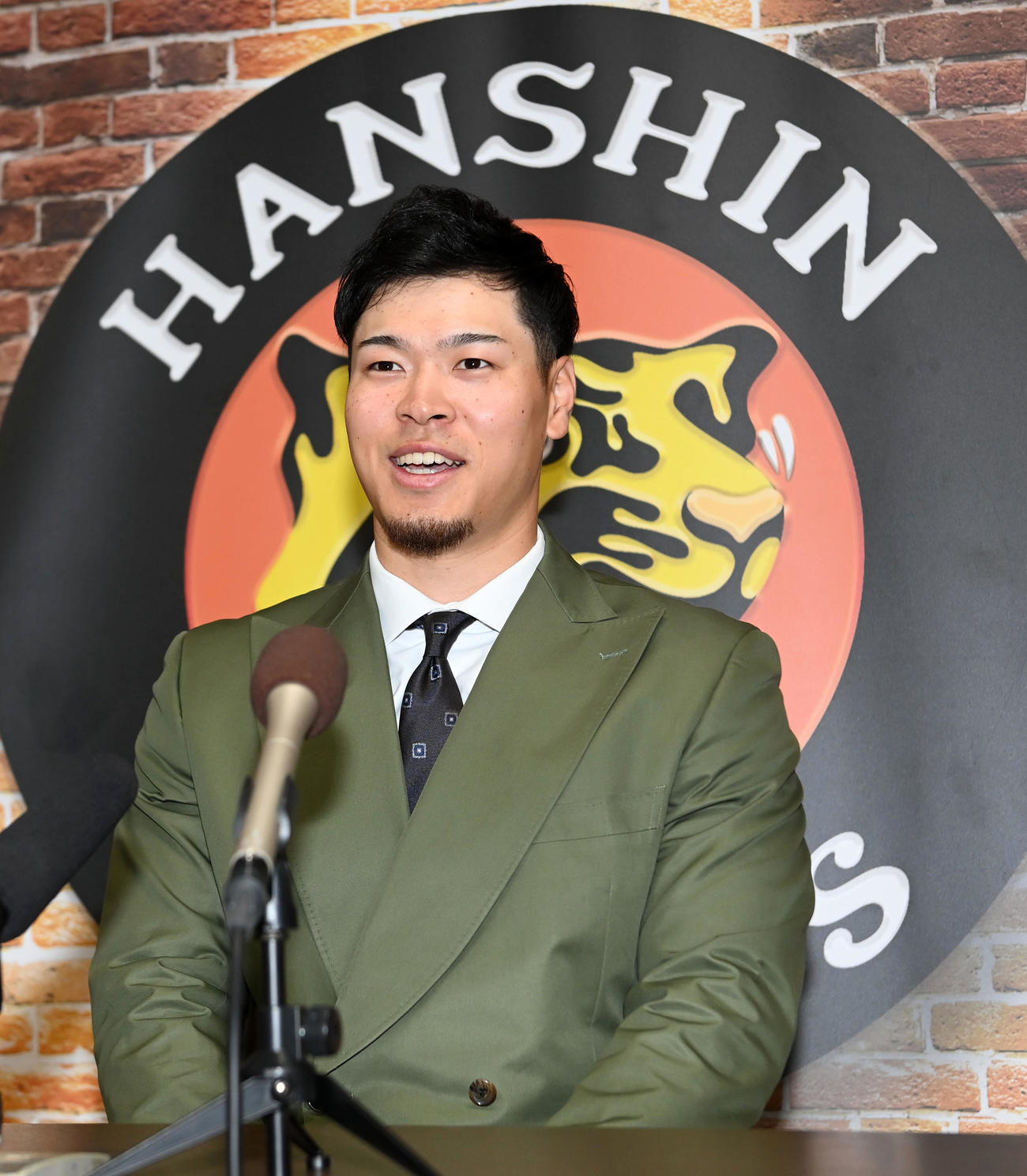 契約更改を終え笑顔で会見する佐藤輝（撮影・前岡正明）