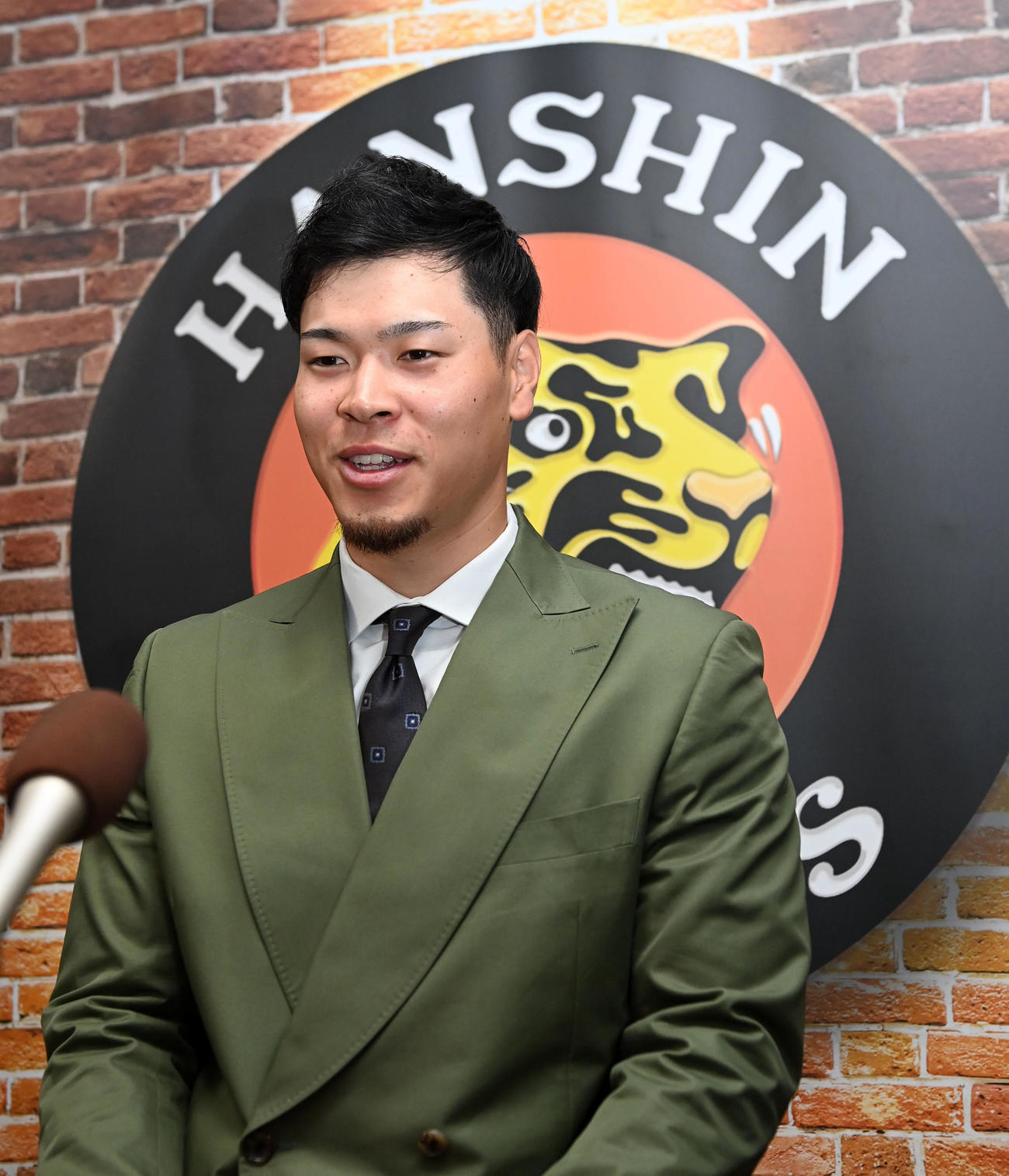 契約更改を終え笑顔で会見する佐藤輝（撮影・前岡正明）