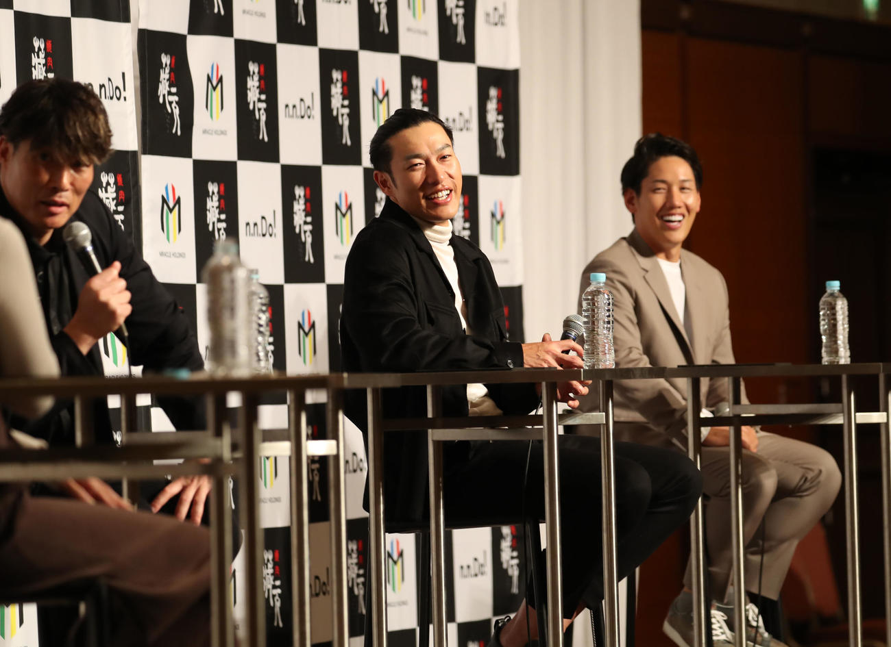 トークショーで笑顔を見せる柳田（中央）右はレッドソックス吉田、左は糸井氏（撮影・冨田成美）