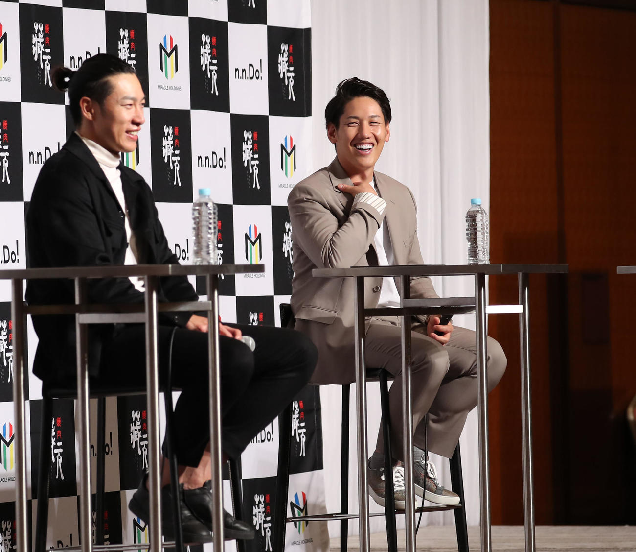 トークショーで笑顔を見せるレッドソックス吉田、左は柳田（撮影・冨田成美）