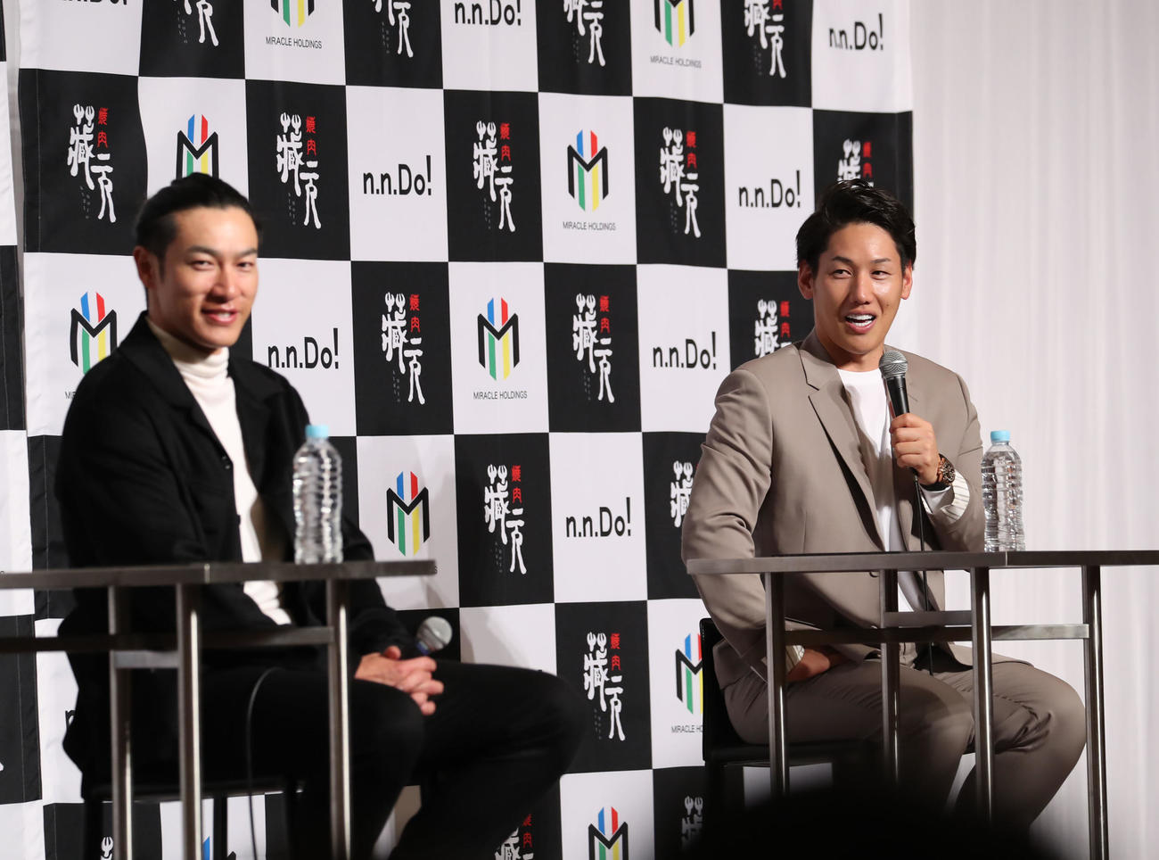 トークショーをする、吉田（ボストン・レッドソックス）左は柳田（撮影・冨田成美）