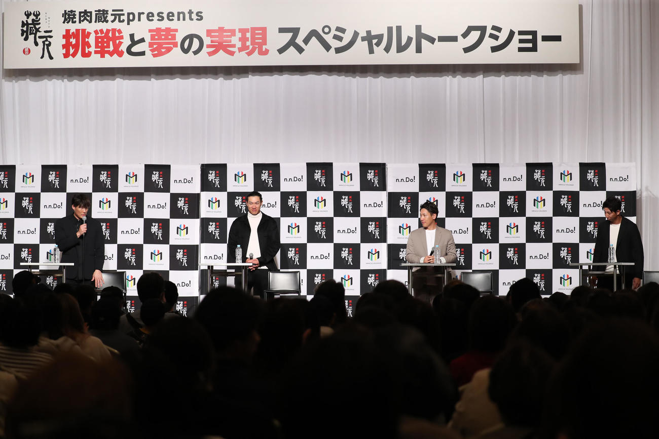 福岡でトークショーをする、左から糸井氏、ソフトバンク柳田、レッドソックス吉田、福田秀平（撮影・冨田成美）