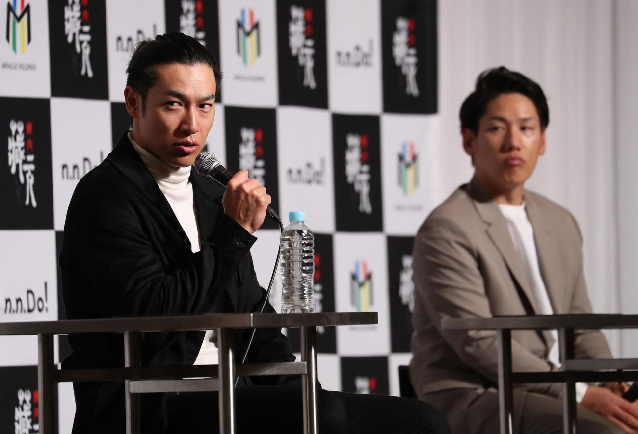 話をする柳田、右はレッドソックス吉田（撮影・冨田成美）