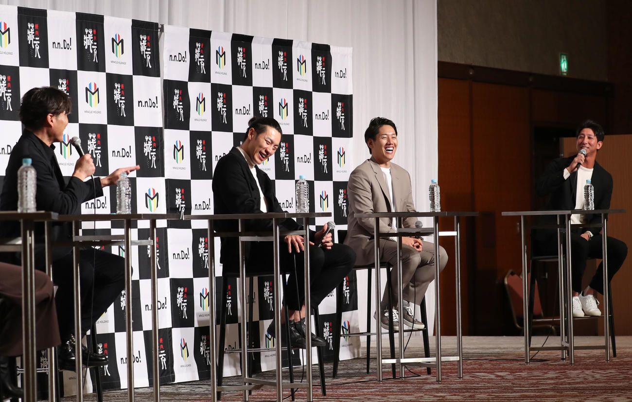 トークショーで笑顔を見せる、左から糸井氏（元阪神タイガース）・柳田・吉田（ボストン・レッドソックス）福田（元千葉ロッテマリーンズ）（撮影・冨田成美）