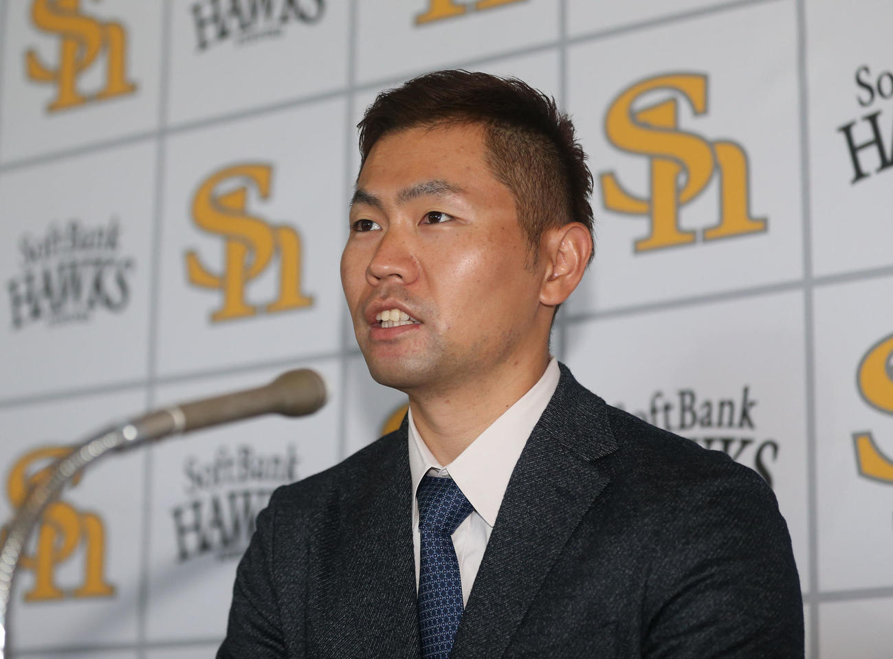 契約更改を終えて会見に臨む中村晃（撮影・冨田成美）