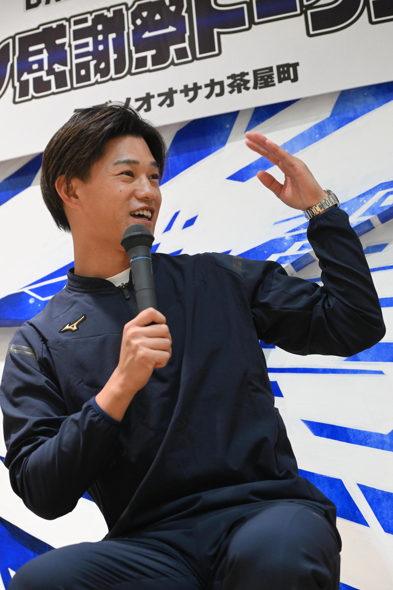 トークショーを行うヤクルト高橋（撮影・和賀正仁）