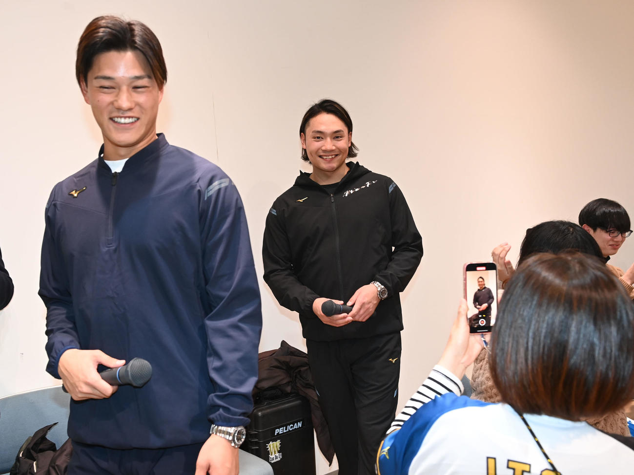トークショーを行い会場を歩く日本ハム伊藤（右）とヤクルト高橋（撮影・和賀正仁）