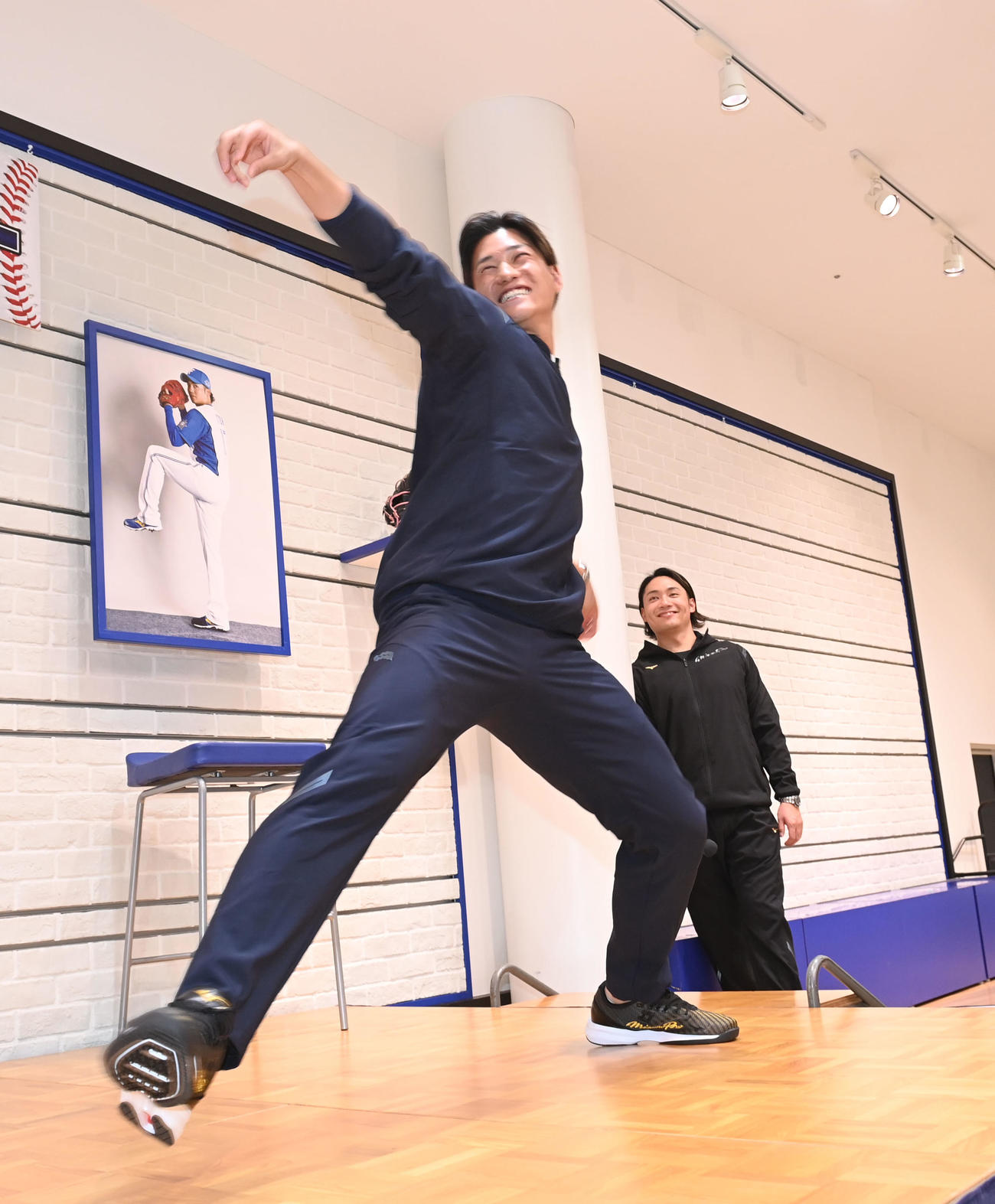 トークショーの壇上でフォームを披露するヤクルト高橋（撮影・和賀正仁）