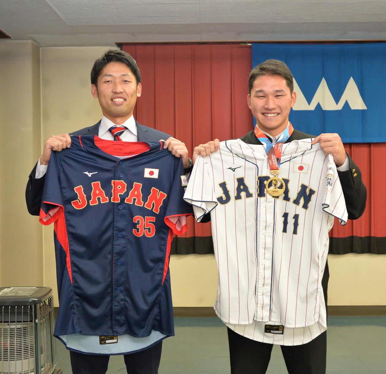 DeNA武田（右）と加藤アシスタントコーチはユニホームを手に、笑顔で記念撮影
