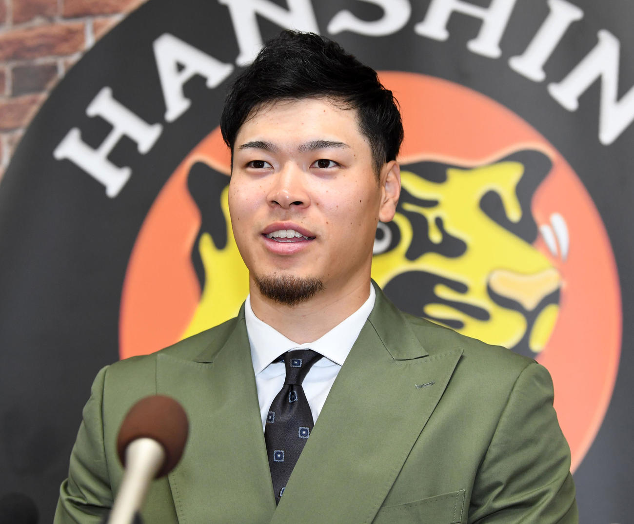 契約更改を終え笑顔で会見する佐藤輝（撮影・前岡正明）