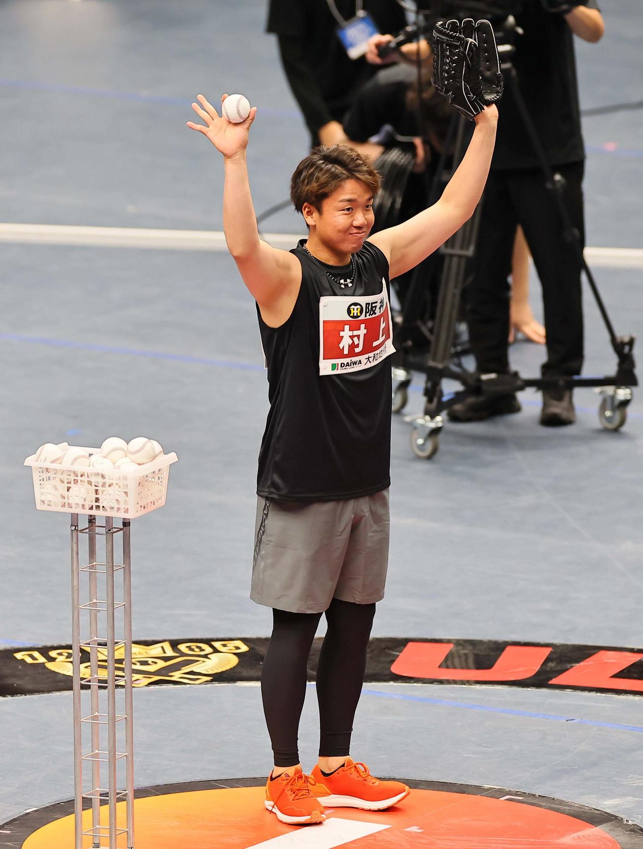ULTRAターゲットピッチにチャレンジした村上はファンの歓声に笑顔で応える（撮影・上田博志）
