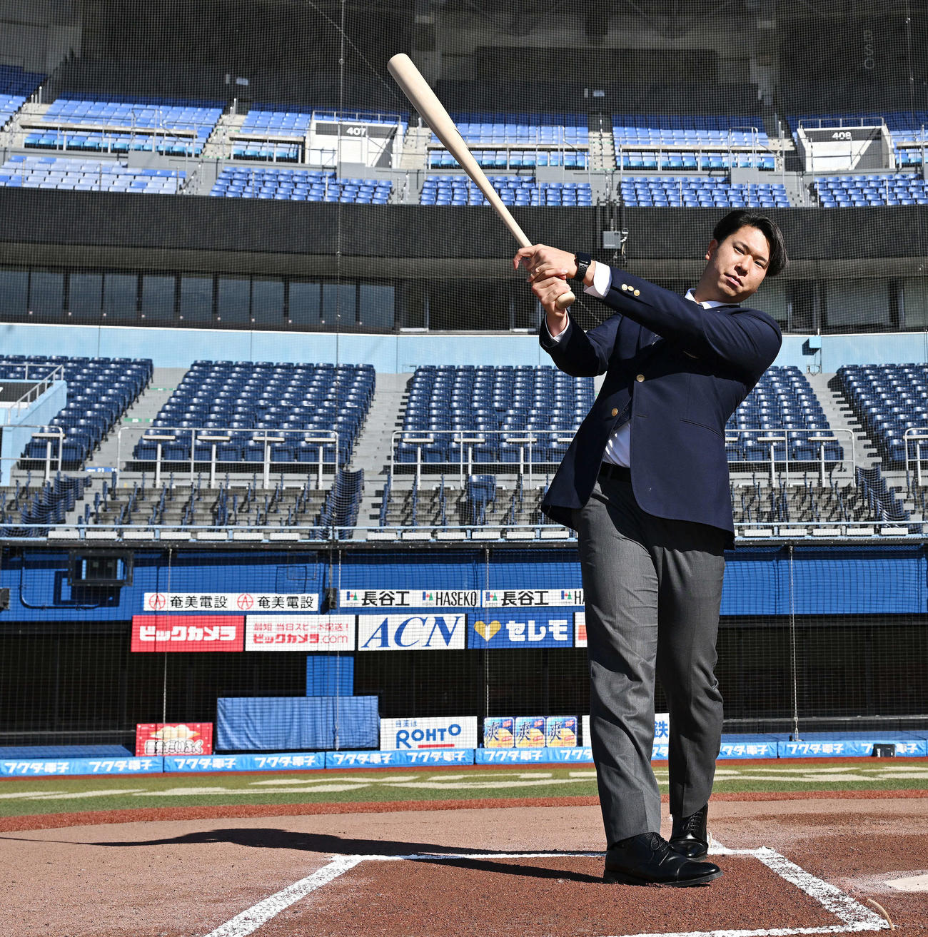 ZOZOマリンスタジアムを訪れたロッテドラフト1位の明大・上田はスイングする（撮影・滝沢徹郎）