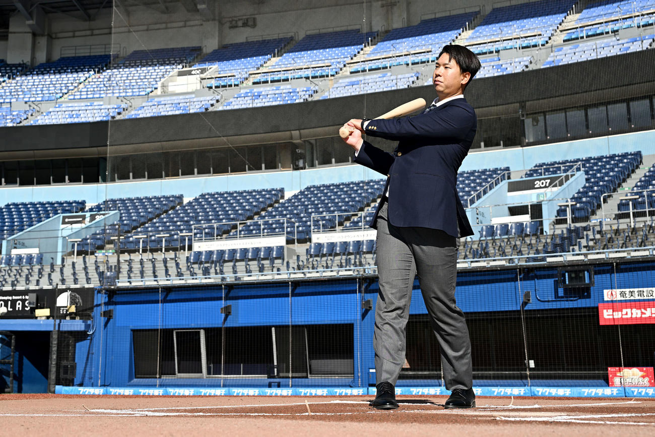 ZOZOマリンスタジアムを訪れたロッテドラフト1位の明大・上田はスイングする（撮影・滝沢徹郎）