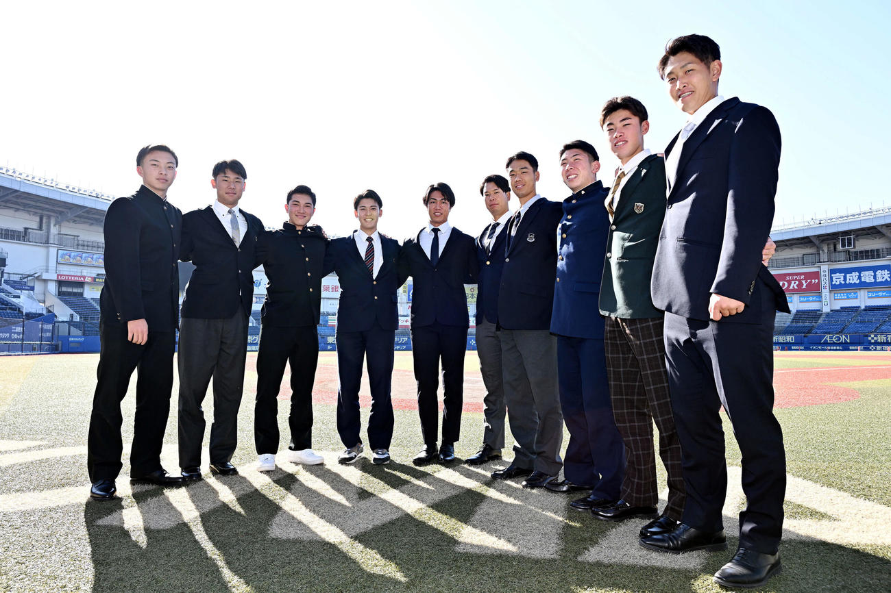 ZOZOマリンスタジアムを訪れ記念撮影するロッテの新人選手たち。左から育成1位の星稜・武内、育成4位の延岡学園・藤田、育成2位の藤蔭・松石、ドラフト4位の幕張総合・早坂、ドラフト2位のBC富山・大谷、ドラフト1位の明大・上田希、ドラフト3位の霞ケ浦・木村、ドラフト5位の明徳義塾・寺地、育成5位の会津北嶺・富山、育成3位のBC富山・高野（撮影・滝沢徹郎）