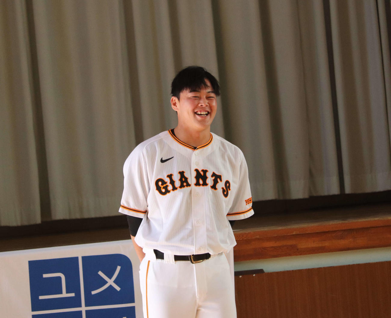 「夢先生」として小学校を訪問した巨人山瀬（撮影・小早川宗一郎）