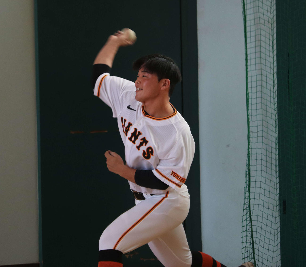 「夢先生」として小学校を訪問し、デモンストレーションでスローイングする巨人山瀬（撮影・小早川宗一郎）