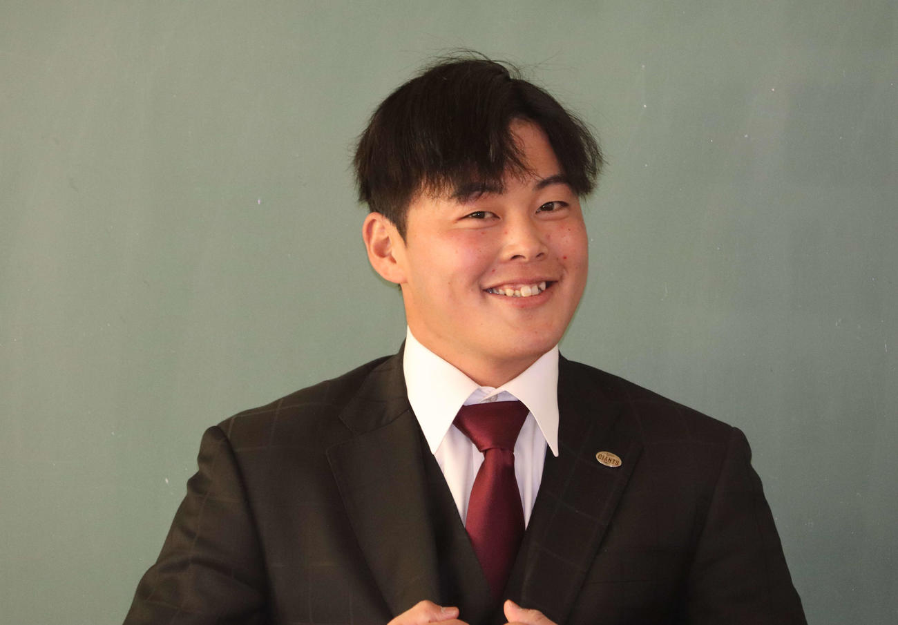 「夢先生」として小学校を訪問した巨人山瀬（撮影・小早川宗一郎）
