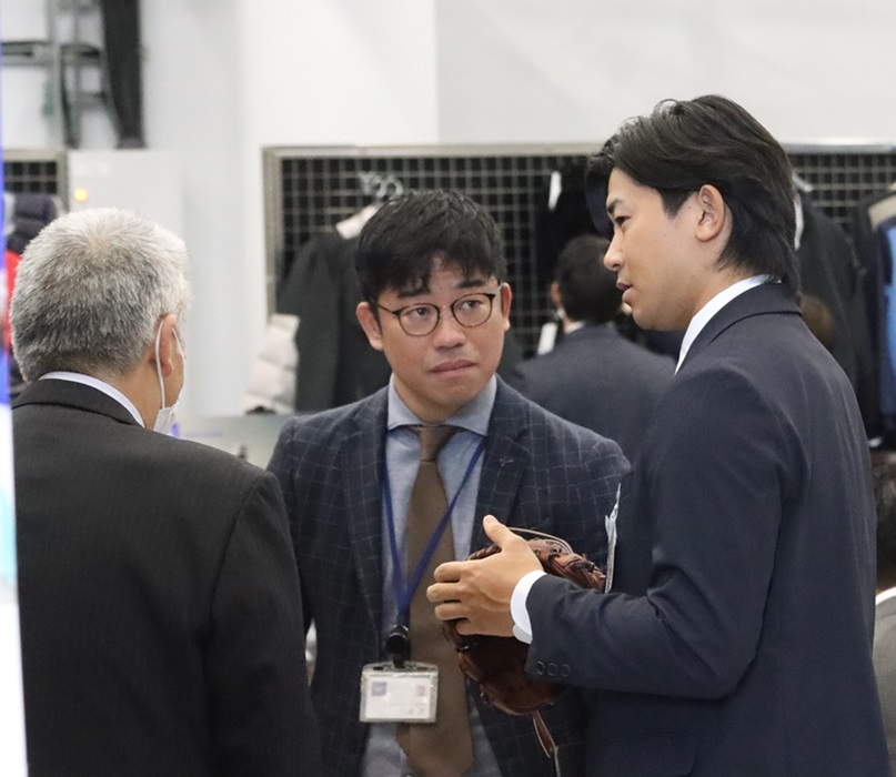 グラブをはめミズノの関係者と話すDeNA今永（撮影・永野高輔）