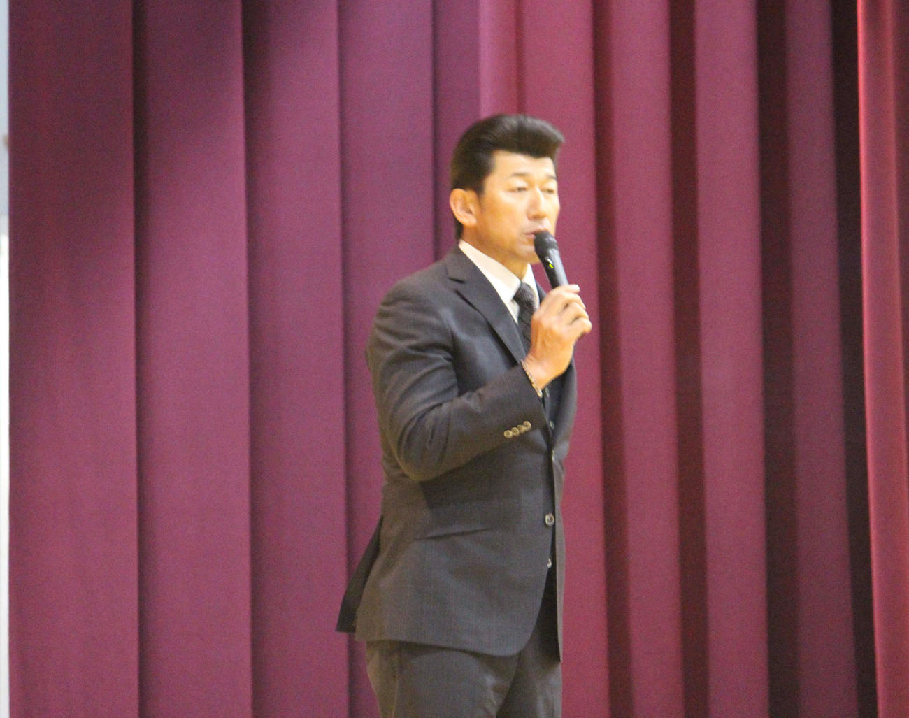 母校の高田商をサプライズで訪問したDeNA三浦監督（撮影・久保賢吾）