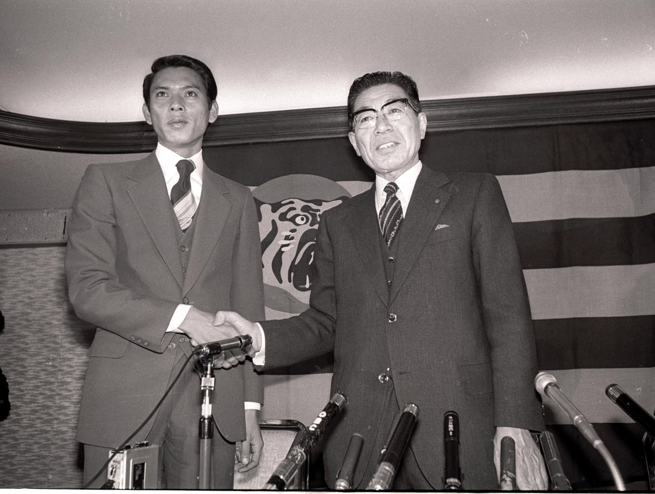 1979年2月1日、江川卓とのトレードで巨人から阪神に移籍することになった小林繁（左）は入団会見で小津正次郎球団社長と握手を交わす