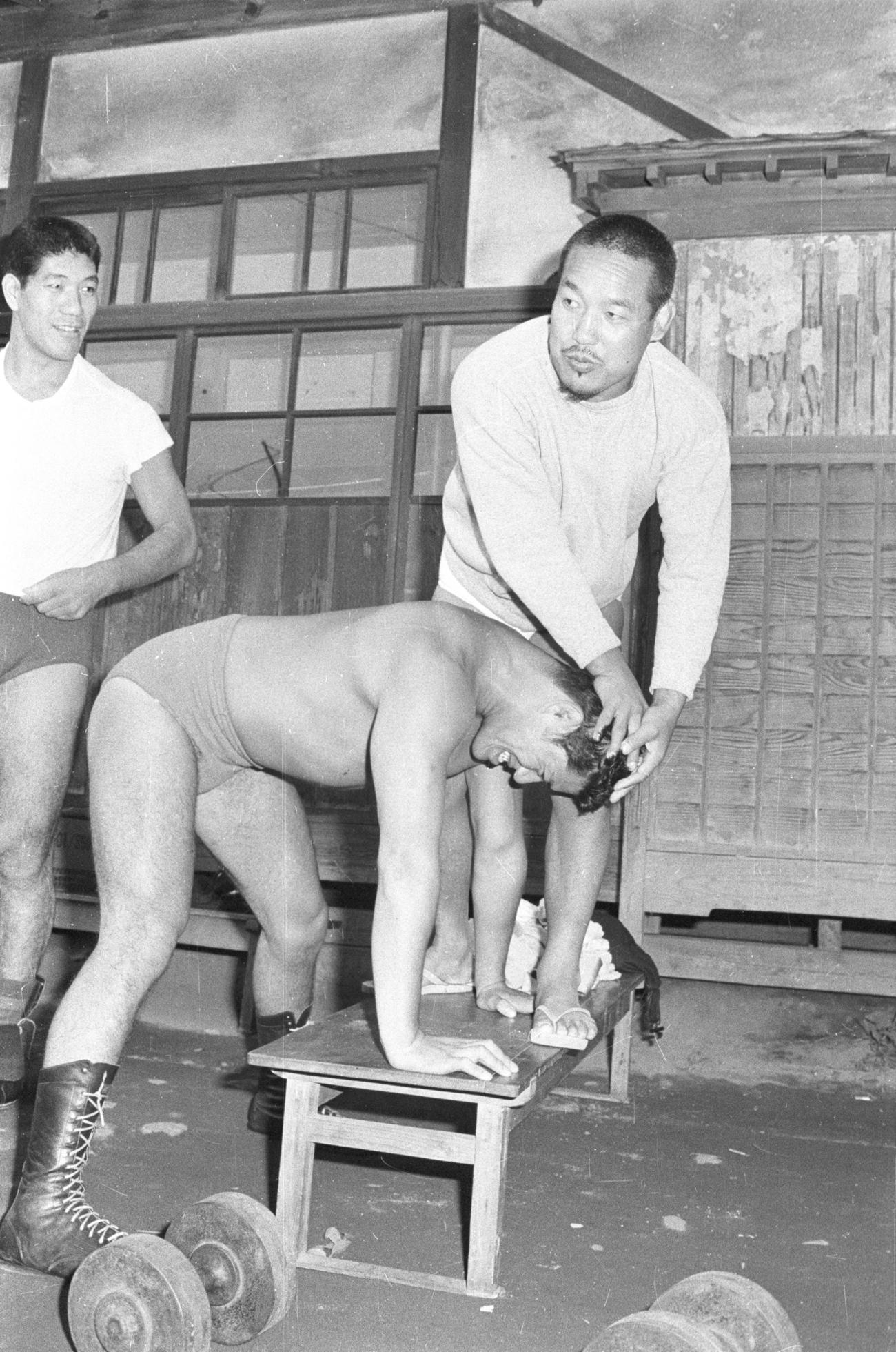 63年9月、米国式トレーニングを教わる猪木。左は馬場さん