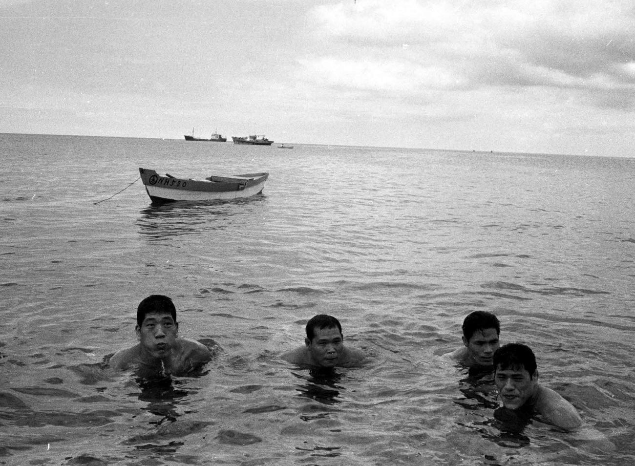 63年4月、沖縄の海で海水浴。左からジャイアント馬場さん、吉村道明さん、1人おいて、アントニオ猪木さん