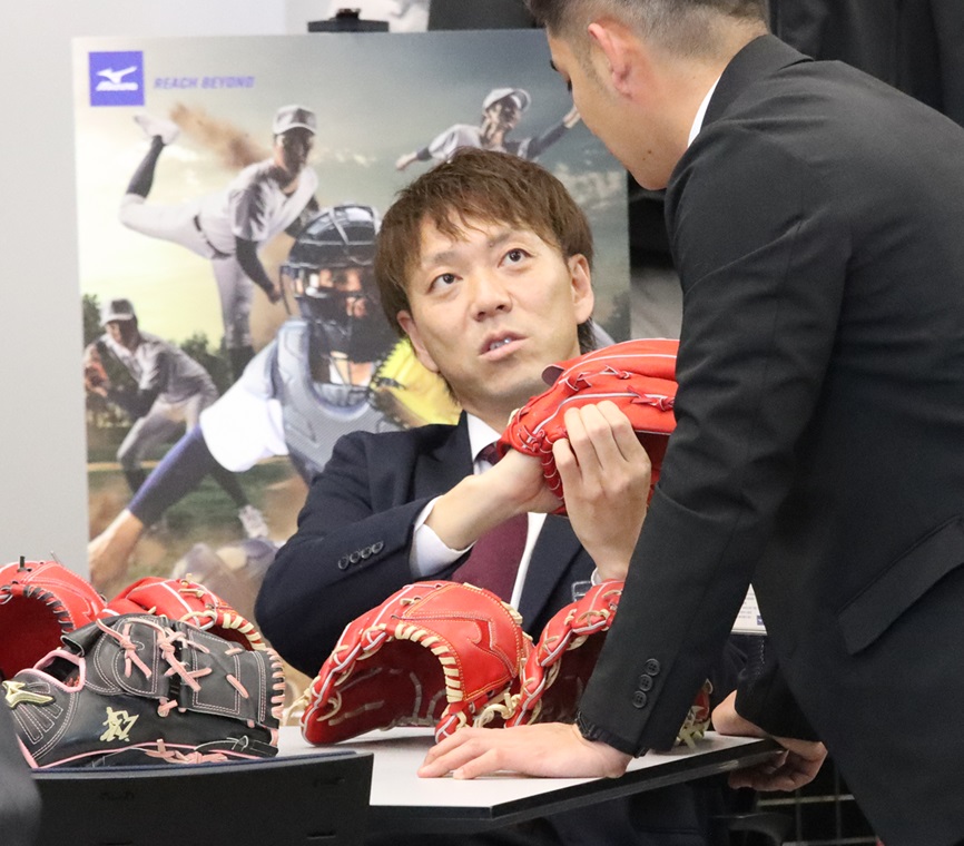 グラブを小指部分の感触をチェックする日本ハム宮西（撮影・永野高輔）