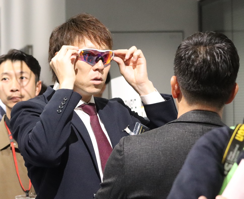 ミズノのサングラスをチェックする日本ハム宮西（撮影・永野高輔）
