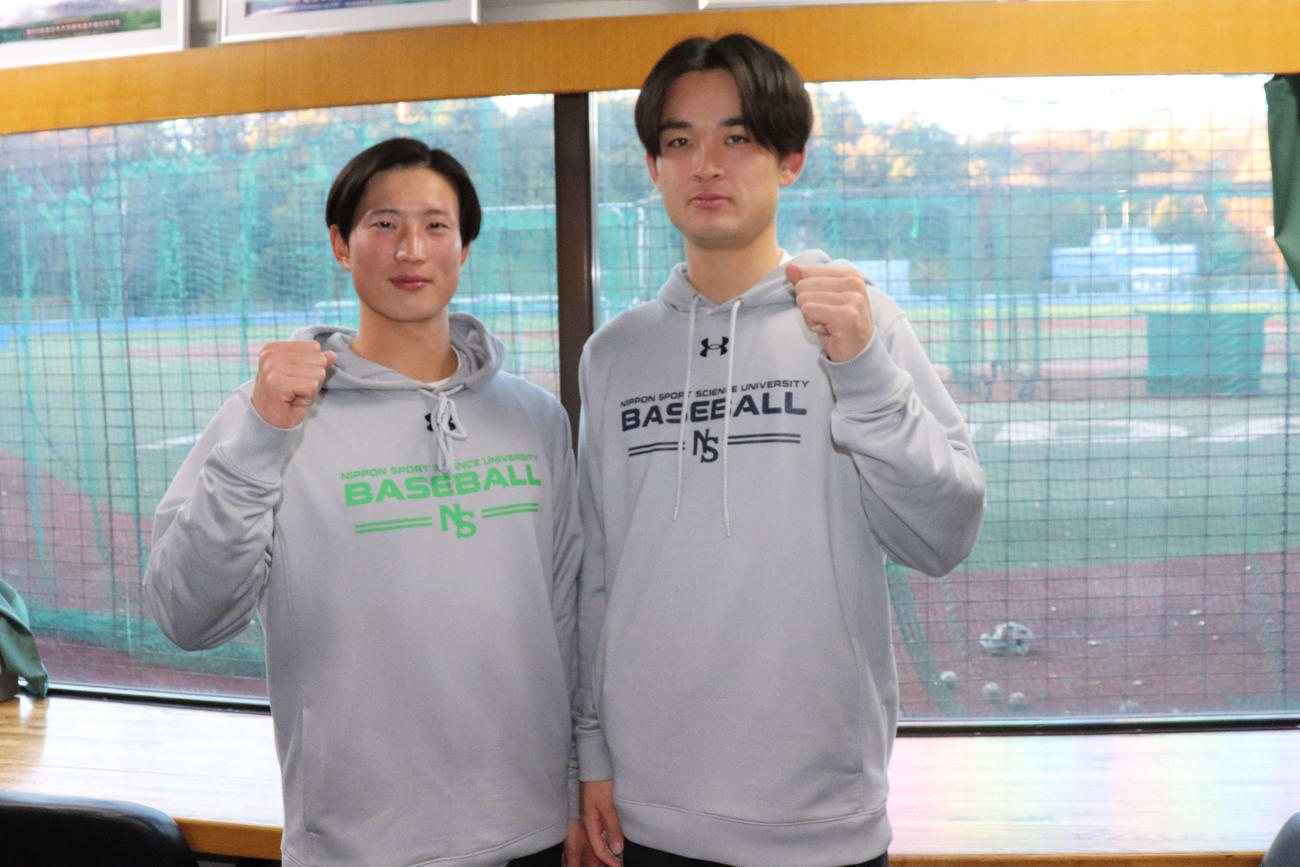 日体大　今年、リーグ戦3連覇に、明治神宮大会では4強入りを果たし、来年は4連覇と全国制覇へ、と意気込む（左から）南主将とエースの寺西（撮影・保坂淑子）