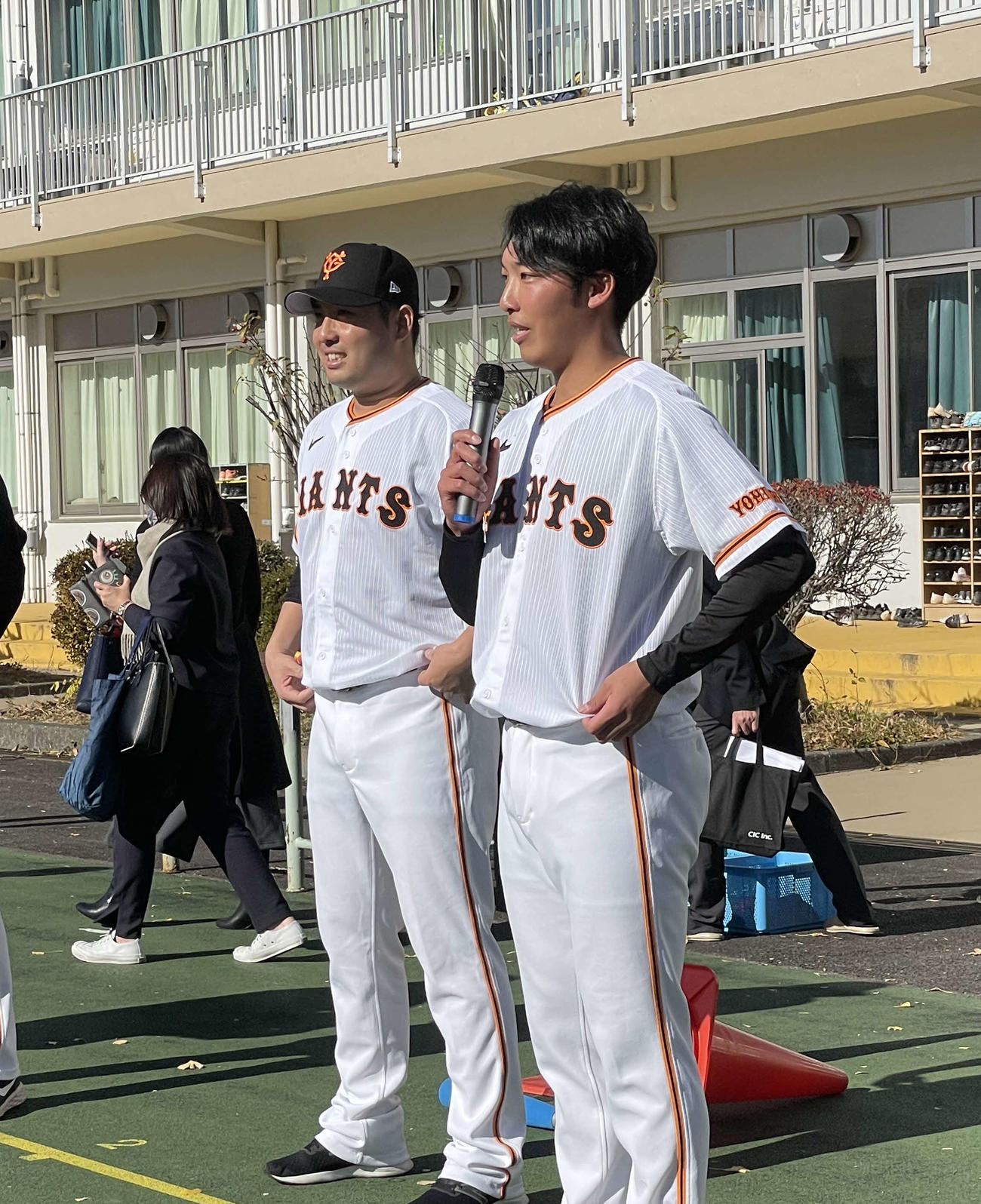 子どもらに話す巨人赤星（右）と今村