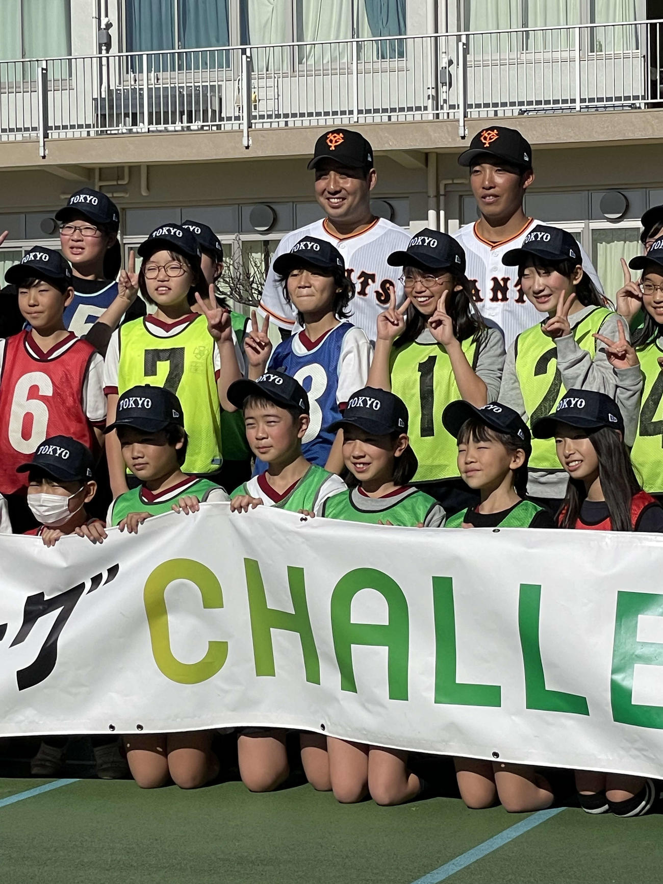 子どもらと記念撮影する巨人赤星（右）と今村