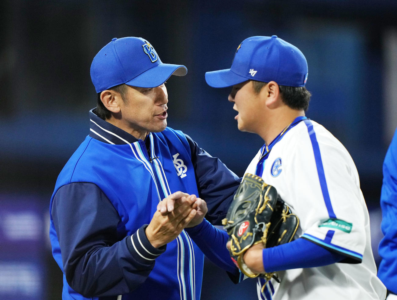 DeNA三浦大輔監督（左）と山崎康晃（2023年4月撮影）