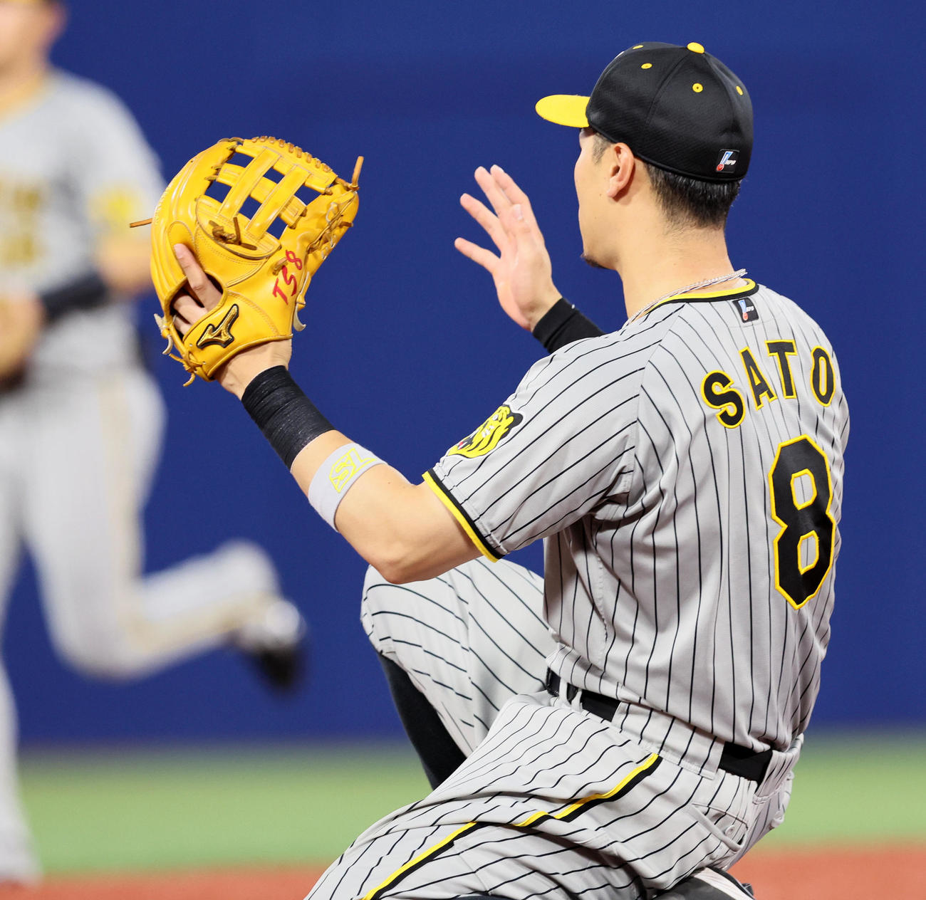 今季、多く見られた佐藤輝のグラブ