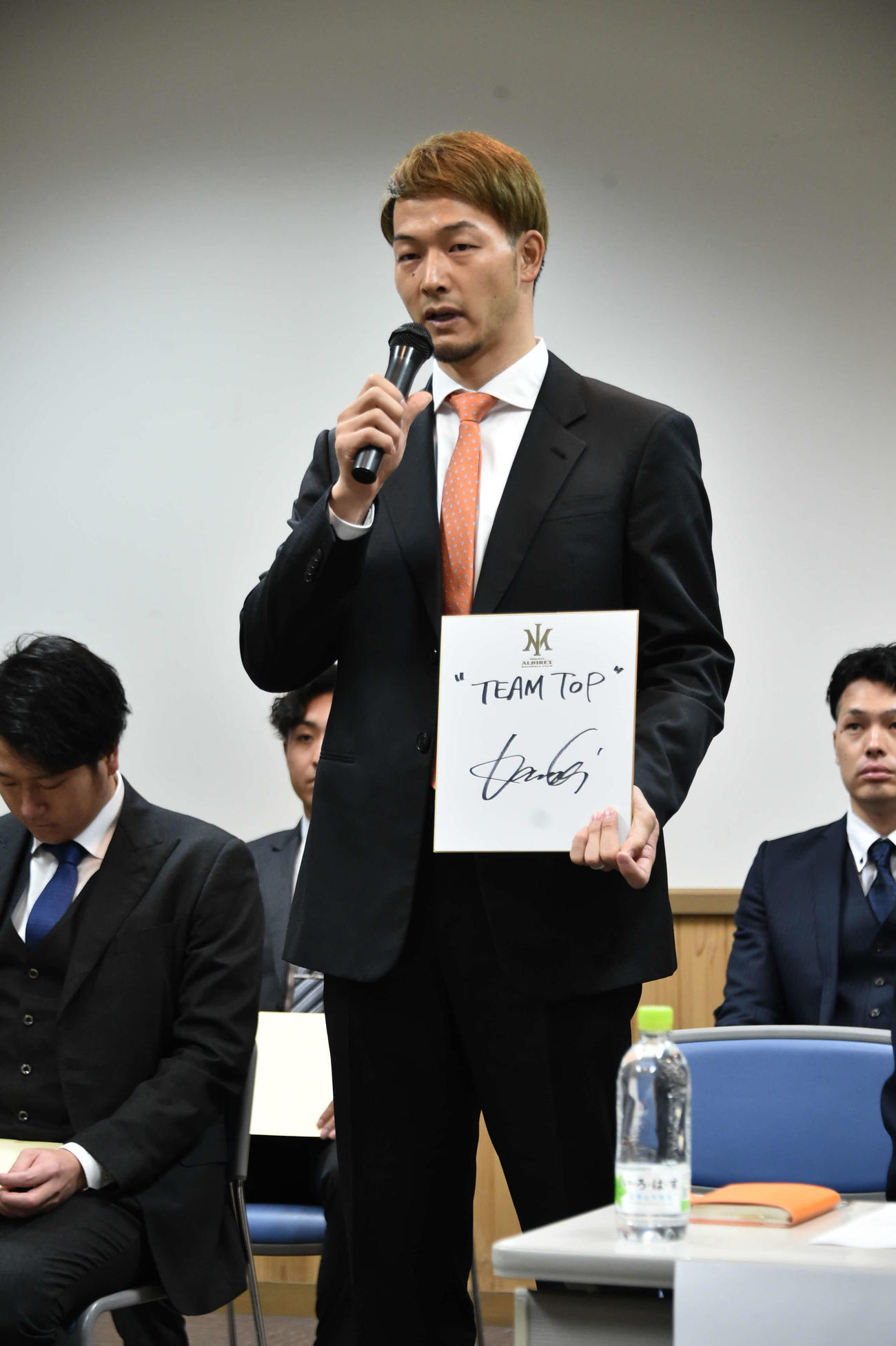 会見で目標を話す薮田