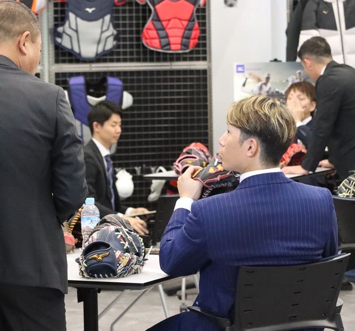 「龍馬」の刺しゅうが入ったグラブをチェックするオリックス西川（撮影・永野高輔）