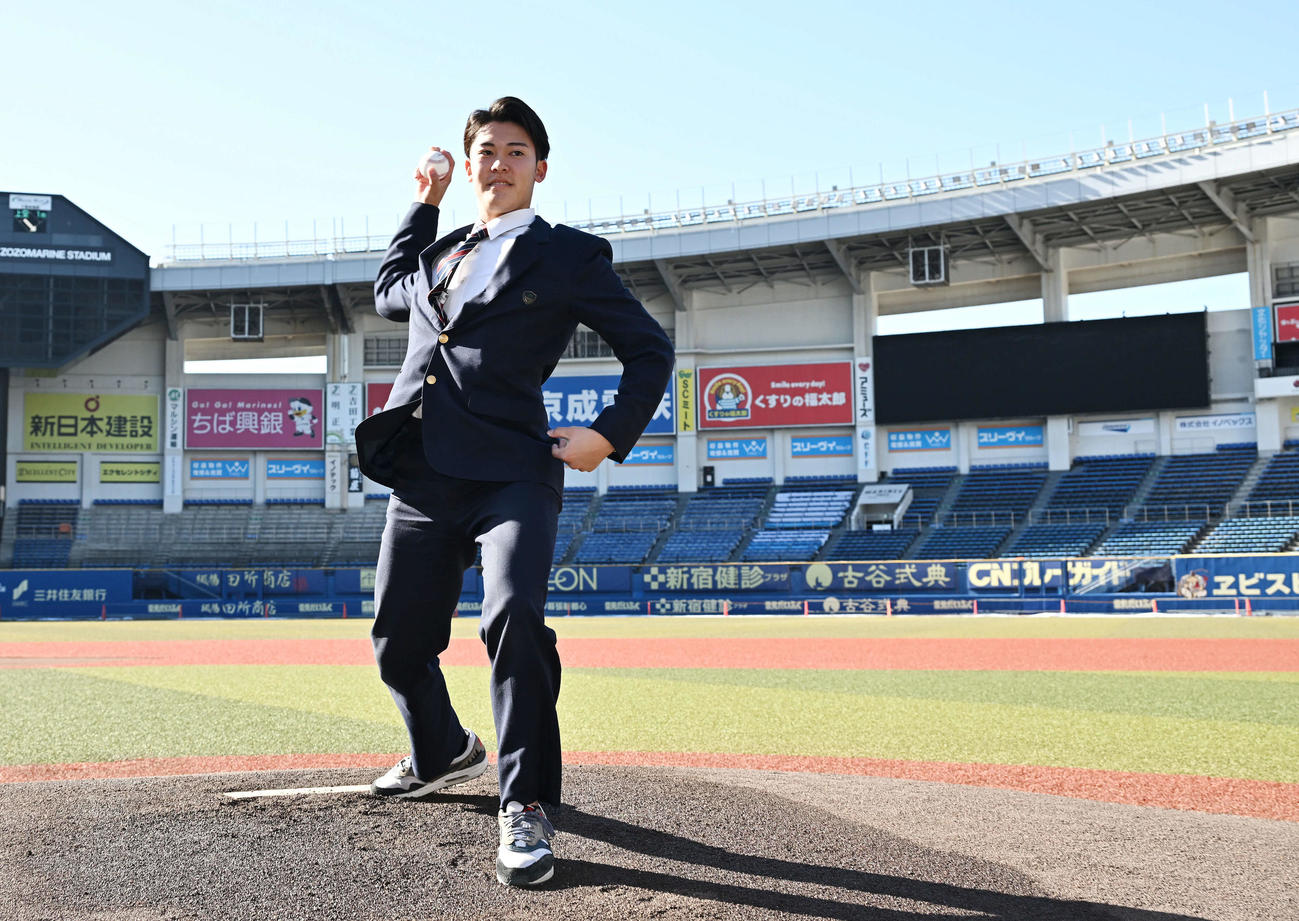 ZOZOマリンスタジアムを訪れたロッテドラフト4位の幕張総合・早坂はマウンドでシャドーピッチングする（撮影・滝沢徹郎）